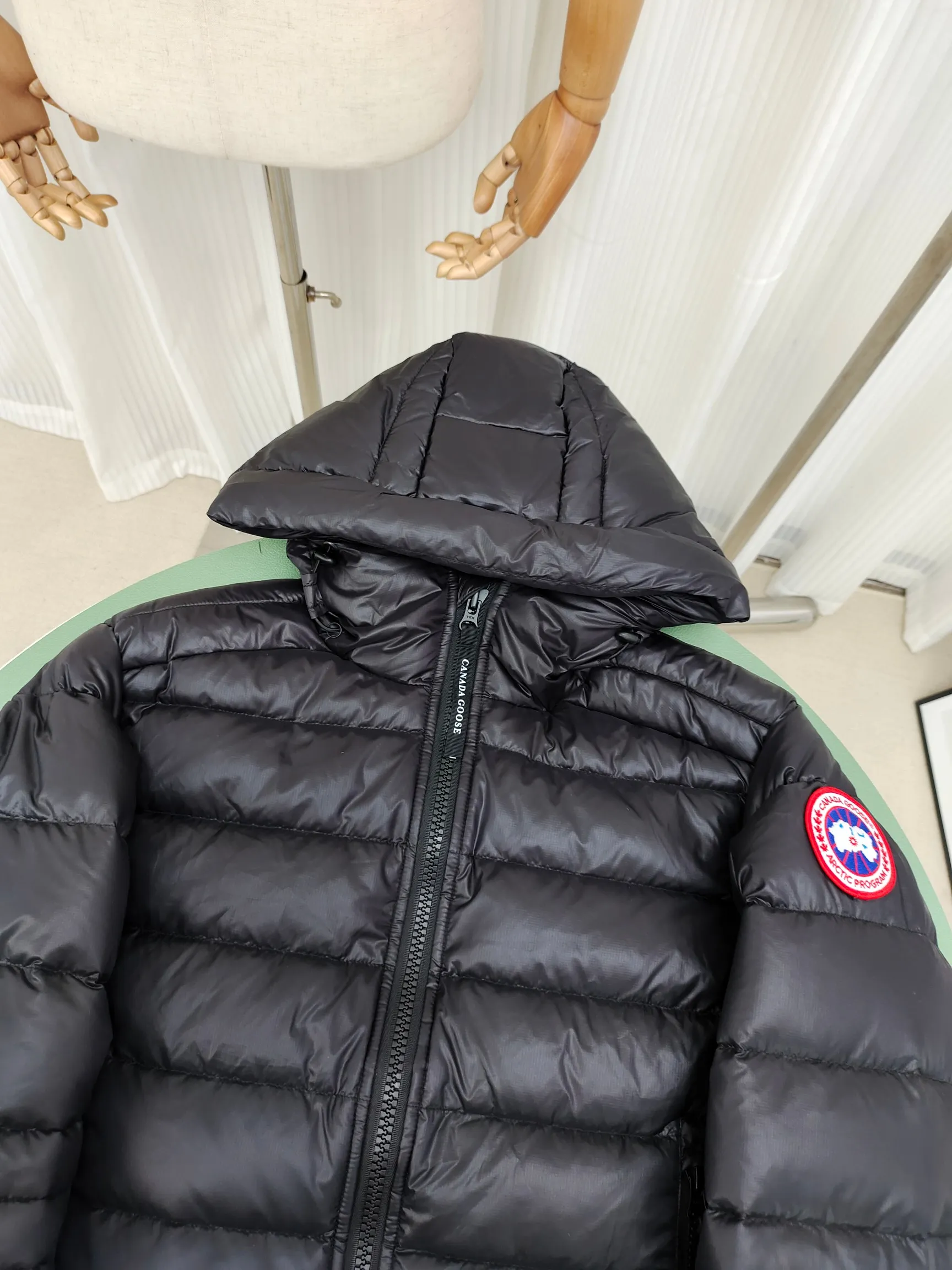 P860 ————2227MB model (high version) Canada goose Canada Goose Crofton hooded light down jacket, this is a down jacket suitable for late autumn and early winter: on cold and rainy mornings, it can be used as a layer of warmth inside the rainproof jacket, and can be worn alone in the late autumn and early winter with a little bit of coolness. Filled with white duck down. The Crofton Hooded Jacket is a versatile, lightweight and versatile piece that even packs itself in for easy transport. The inner layer has removable elastic straps, making the jacket easy to carry on the shoulder and hands-free. 2 zippered hand pockets with fleece fabric on the knuckle side for softness and warmth. Color: black with black label, black with red label, ocean blue, superoxide blue, silver birch red label, silver birch black label Size: XS-2XL